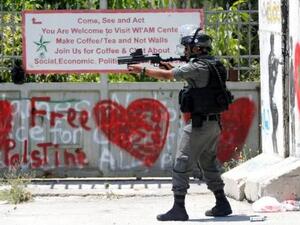 شرطي حدود إسرائيلي يصوب سلاحه نحو احتجاج في بيت لحم بالضفة الغربية يوم الجمعة لدعم المعتقلين الفلسطينيين المضربين عن الطعام في السجون الإسرائيلية
