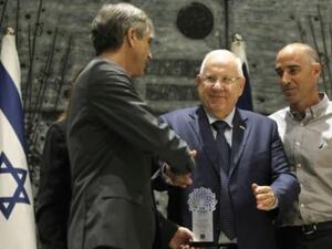 الرئيس الاسرائيلي رؤوفين ريفلين يقدم "درع الشرف" لرئيس مجلس ادارة فريق بيتار القدس 
