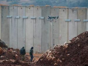 جنود اسرائيليون امام جدار شيد على الحدود مع لبنان

