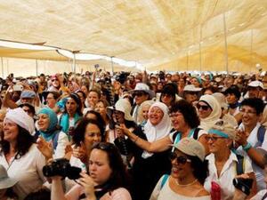 مشاركات اسرائيليات وفلسطينيات في مسيرة من أجل السلام قرب نهر الأردن
