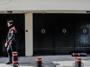 شرطي يحرس كنيس نيف شالوم في اسطنبول
