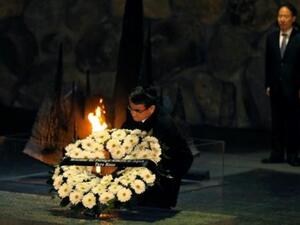 وزير خارجية اليابان يضع اكليل زهر على نصب المحرقة

