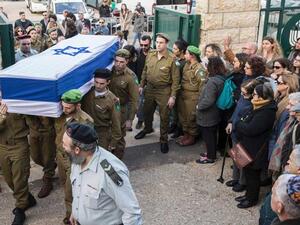 رجل شرطة إسرائيلي امام الشاحنة التي دهست جنودا إسرائيليين في القدس يوم الاحد

