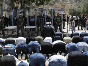 شرطة الحدود الإسرائيلية امام مصلين فلسطينيين عند المسجد الأقصى
