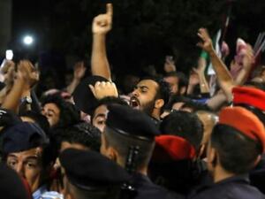 أردنيون تظاهروا احتجاجا على الغلاء وزيادة الضرائب قرب مقر رئيس الوزراء في عمان

