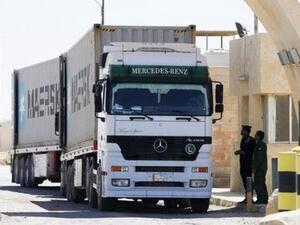 شاحنة تعبر معبرا على الحدود بين الأردن والعراق
