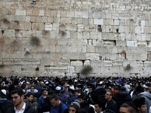 صلاة جماعية لليهود عند حائط المبكى طلبا للامطار
