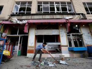 أفغاني يزيل حطاما عقب تفجير كابول يوم الأحد
