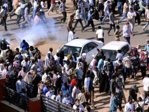 متظاهرون سودانيون يفرون من قنابل غاز مسيلة للدموع أطلقتها قوات الأمن لتفريقهم في احتجاجات مناهضة للحكومة بالعاصمة الخرطوم


