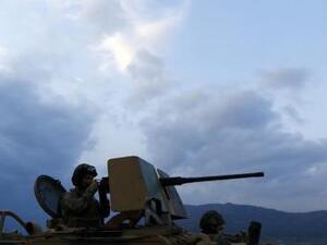 جندي تركي يقود مركبة عسكرية على الحدود مع سوريا قرب كلس
