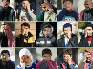 صورة تجمع عددا من الاشخاص يغطون عينهم تضامنا مع الطفل كريم في دوما
