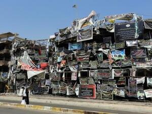 عراقية امام موقع تفجير استهدف حي الكرادة في بغداد

