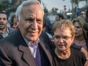 الرئيس الاسرائيلي السابق موشي كاتساف برفقة زوجته غيلا

