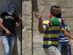 فلسطيني يستخدم مقلاعا لرشق الجنود الإسرائيليين خلال مواجهات اعقبت تظاهرة احتجاج عل مصادرة إسرائيل أراضي فلسطينية في قرية كفر قدوم قرب نابلس 
