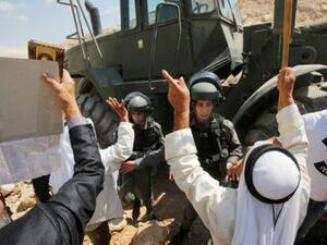 فلسطينيون وأجانب يتصدون لجرافة إسرائيلية قرب قرية الخان الأحمر بالضفة الغربية المحتلة
