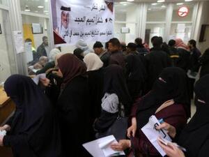 موظفون فلسطينيون مُعينون من قبل حماس ينتظرون لصرف رواتبهم المقدمة من قطر في خان يونس يوم الجمعة

