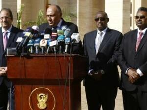 من اليسار لليمين، مدير المخابرات العامة المصرية ووزير الخارجية المصري رفقة وزير خارجية السودان ومدير جهاز الأمن والمخابرات الوطني السوداني في مؤتمر صحافي في الخرطوم

