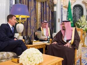 العاهل السعودي الملك سلمان بن عبد العزيز يجتمع مع وزير الخارجية البريطاني جيريمي هانت في الرياض

