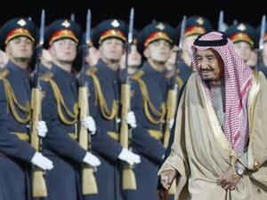 العاهل السعودي الملك سلمان يستعرض حرس الشرف لدى وصوله مطار فنوكوف على مشارف موسكو يوم الأربعاء
