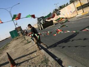 قوات عراقية تزيل الاعلام الكردية من المناطق التي تقدمت اليها في محافظة كركوك في شمال العراق

