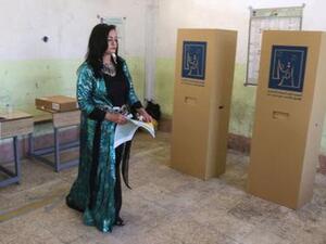 امرأة كردية تصوت في لجنة انتخابية في كركوك
