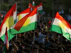 اكراد عراقيون يتجمعون في الشوارع ويرفعون الاعلام الكردية لحث السكان على التصويت في الاستفتاء المقبل حول الاستقلال
