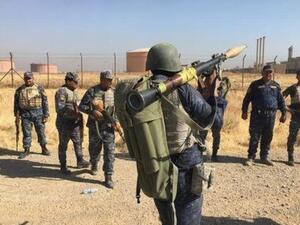 أفراد من القوات العراقية يدخلون حقول للنفط في كركوك
