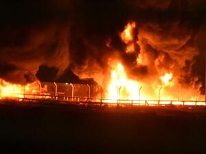 متظاهرون فلسطينيون يحرقون معبر كرم ابو سالم بغزة