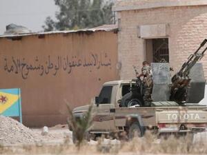 مقاتل من وحدات حماية الشعب الكردية في سوريا
