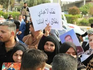 متظاهرون في مدينة كركوك يطالبون السلطات العراقية بالتحقيق في مصير أقرباء لهم معتقلين لدى القوات الكردية
