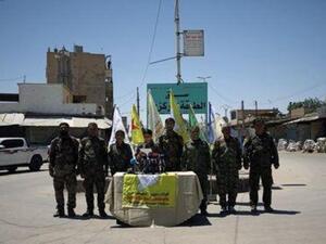 مسؤولون بقوات سوريا الديمقراطية يعقدون مؤتمرا صحفيا في مدينة الطبقة بسوريا بعد استعادة السيطرة عليها من تنظيم الدولة الإسلامية يوم الجمعة

