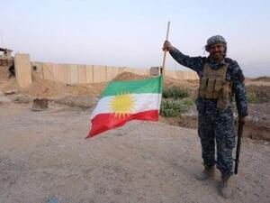 جندي عراقي يحمل علم كردستان العراق مقلوبا في كركوك
