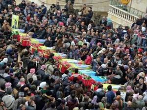 اكراد سوريون يشاركون في عفرين في تشييع عناصر من وحدات حماية الشعب الكردية ومدنيين قتلوا اثر الهجوم التركي على شمال سوريا
