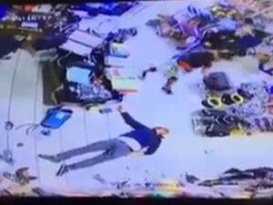 لقطة من الفيديو ويبدو فيها العامل المصري ممددا بلا حراك على ارضية المحل التجاري