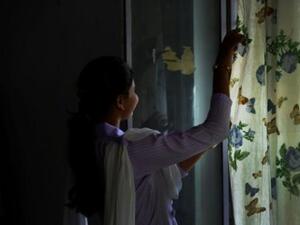 إيشام ابنة آسيا بيبي تنظر عبر النافذة في لاهور
