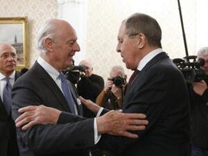 مبعوث الأمم المتحدة للشأن السوري ستافان دي ميستورا، أثناء اجتماع في موسكو مع وزير الخارجية الروسي سيرجي لافروف يوم الجمعة

