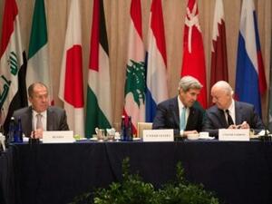 وزيرا الخارجية الاميركي جون كيري (وسط) والروسي سيرغي لافروف (يسار) ومبعوث الامم المتحدة الخاص الى سوريا ستافان دي ميستورا في نيويورك


