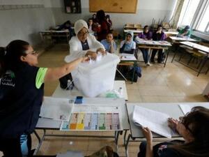 لبنانية تدلي بصوتها في مركز في مدينة طرابلس الشمالية

