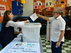 لبناني يدلي بصوته في ابيدجان في اطار مشاركته للمرة الاولى في الانتخابات التشريعية في لبنان 
