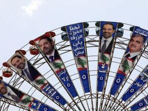 ملصقات لرئيس الوزراء اللبناني سعد الحريري ووالده الراحل رفيق الحريري في الانتخابات العامة في بيروت
