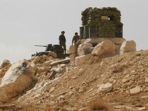 جنود لبنانيون في موقع حراسة على تلال تشرف على بلدة عرسال اللبنانية

