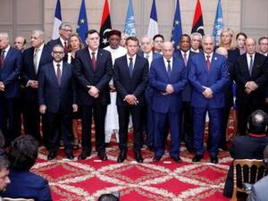 الرئيس الفرنسي إيمانويل ماكرون يتوسط الصورة وعلى يمينه فائز السراج رئيس وزراء ليبيا بينما القائد العسكري في شرق ليبيا خليفة حفتر (الثاني من يساره)
