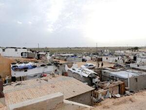 نازحون من مدينة تاورغاء الليبية داخل مخيم للنازحين في بنغادي
