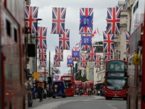 اعلام المملكة البريطانية في شوارع لندن
