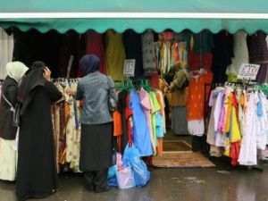 نساء مسلمات في سوق في شرق لندن
