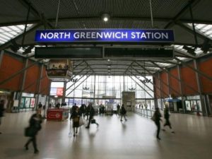 ركاب في محطة قطارات "نورث غرينيتش"

