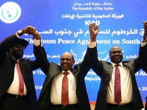 الرئيس السوداني عمرالبشير (وسط) ورئيس جنوب السودان سلفا كير (يسار) وزعيم المتمردين ريك مشار بعد توقيعهم على معاهدة سلام في العاصمة السودانية الخرطوم
