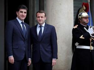 الرئيس الفرنسي إيمانويل ماكرون لدى استقباله رئيس وزراء كردستان العراق نيجيرفان برزاني بقصر الاليزيه يوم السبت

