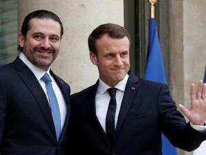 الرئيس الفرنسي إيمانويل ماكرون (إلى اليمين) يستقبل رئيس الوزراء اللبناني المستقيل سعد الحريري في قصر الإليزيه في باريس يوم السبت
