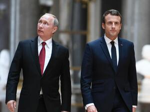 الرئيس الفرنسي إيمانويل ماكرون مع نظيره الروسي فلاديمير بوتين 